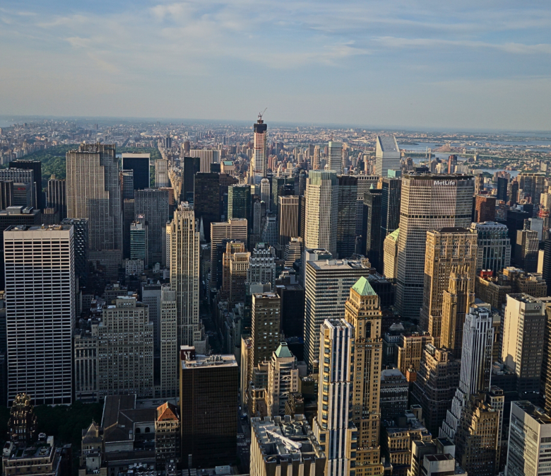 Luftaufnahme der Skyline von Manhattan mit Hochhäusern und Wolkenkratzern in New York City