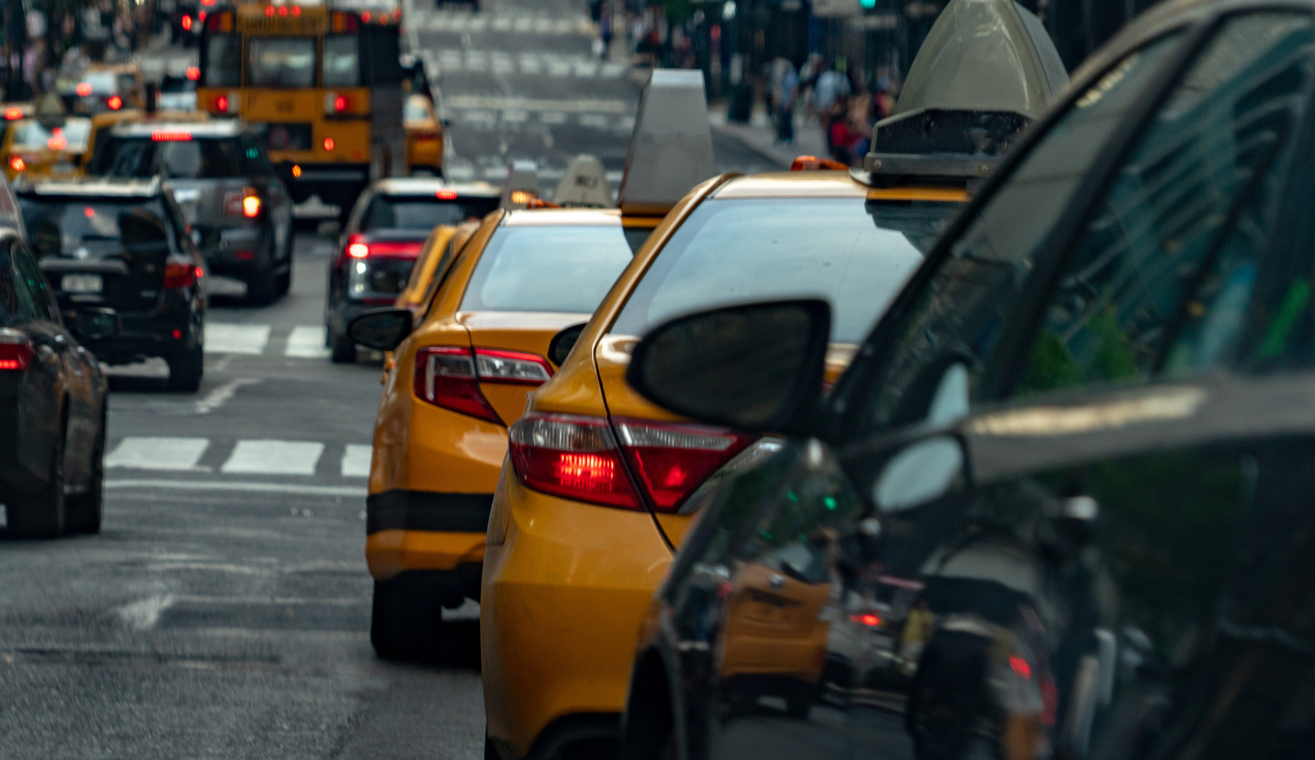 Gelbe Taxis im dichten Straßenverkehr in Manhattan in New York City