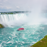 Boot vor den Horseshoe Falls an den Niagarafällen in Kanada