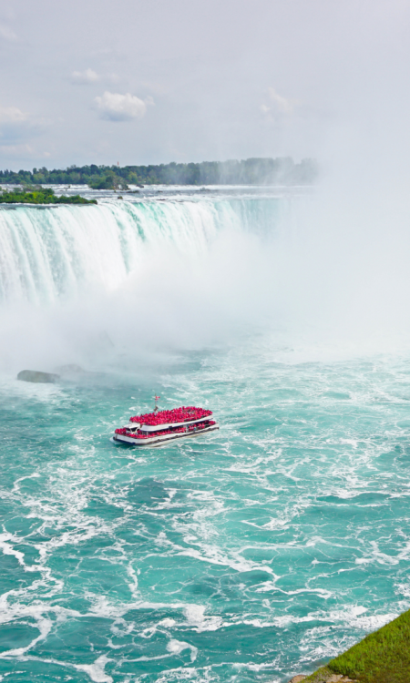 Boot vor den Horseshoe Falls an den Niagarafällen in Kanada
