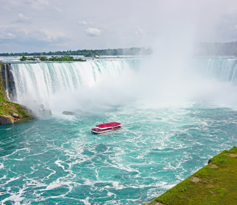 Boot vor den Horseshoe Falls an den Niagarafällen in Kanada
