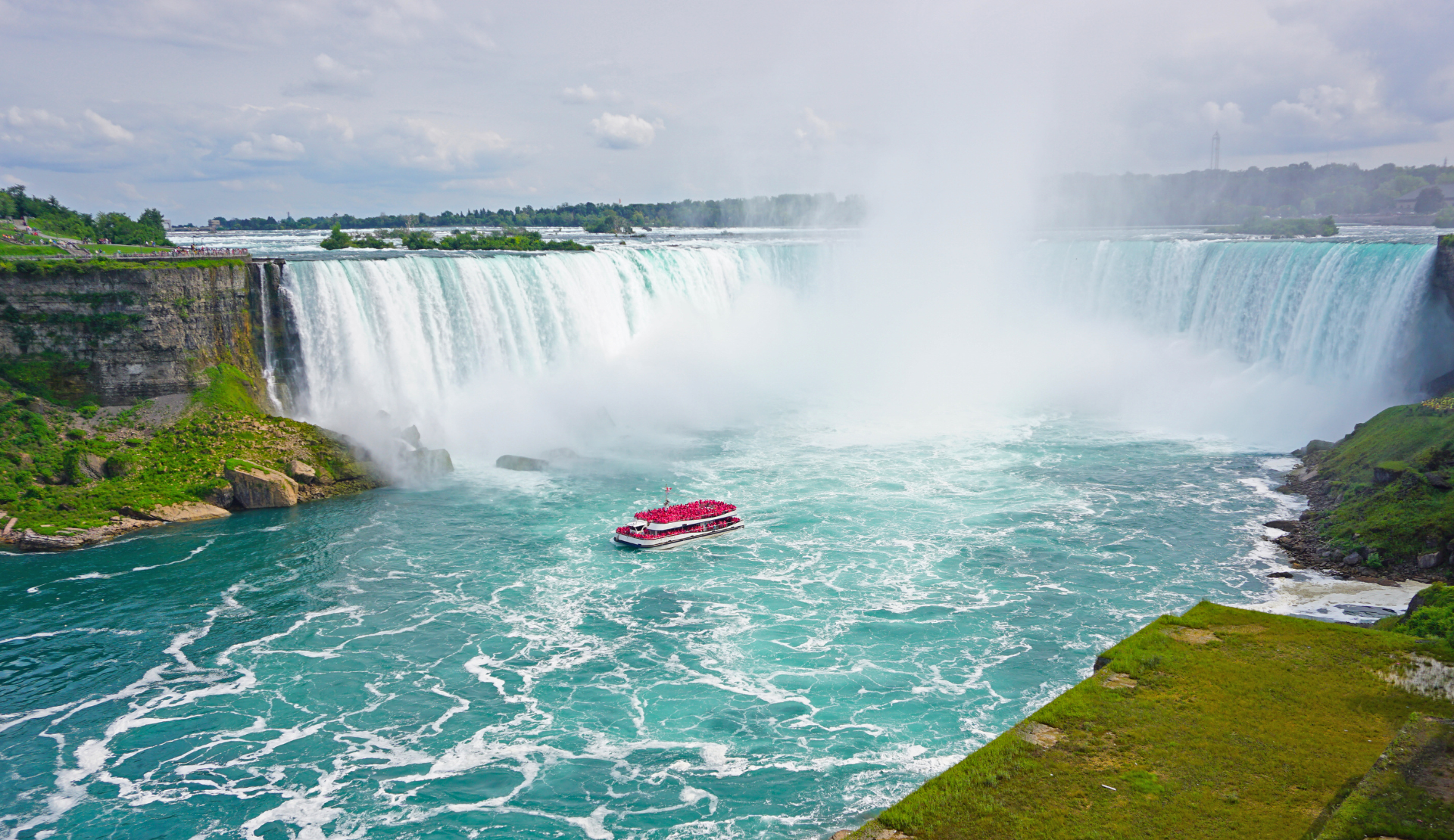 Boot vor den Horseshoe Falls an den Niagarafällen in Kanada