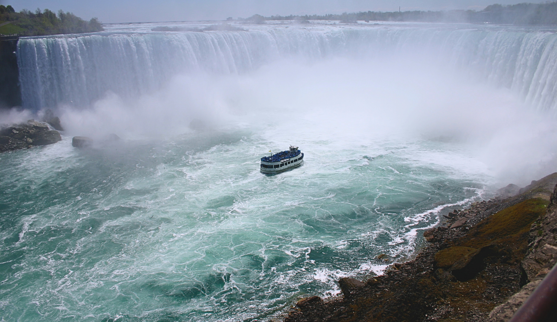 Ausflugsboot vor den Horseshoe Falls der Niagarafälle in Kanada