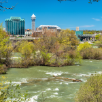 Blick von Goat Island über den Niagara River zur Skyline von Niagara Falls