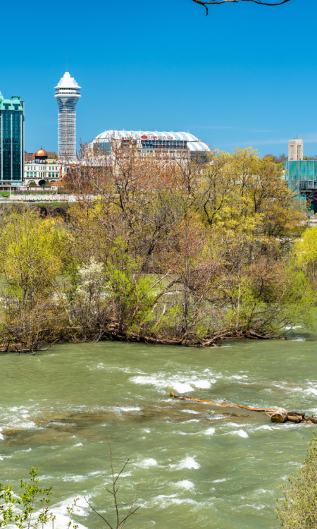 Blick von Goat Island über den Niagara River zur Skyline von Niagara Falls
