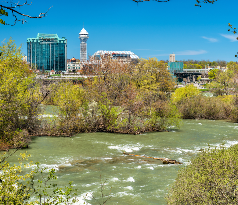Blick von Goat Island über den Niagara River zur Skyline von Niagara Falls