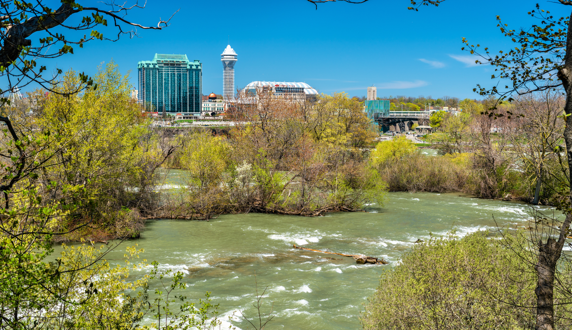 Blick von Goat Island über den Niagara River zur Skyline von Niagara Falls