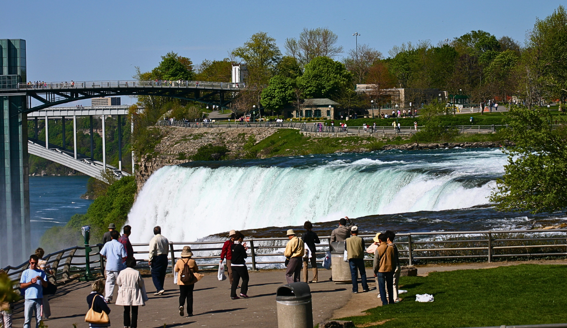 Besucher am Aussichtspunkt im Niagara Falls State Park mit Blick auf die American Falls