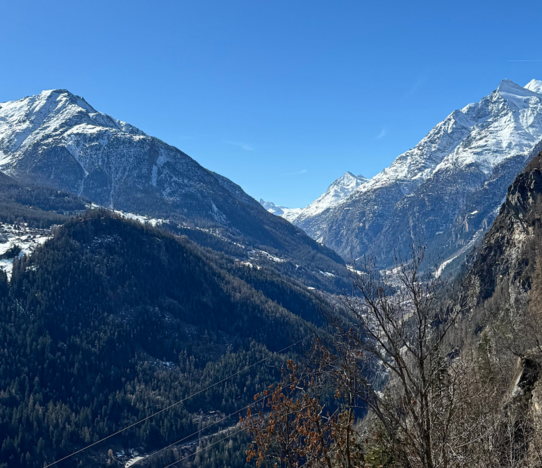 Blick auf das Mattertal im Oberwallis mit schneebedeckten Berggipfeln