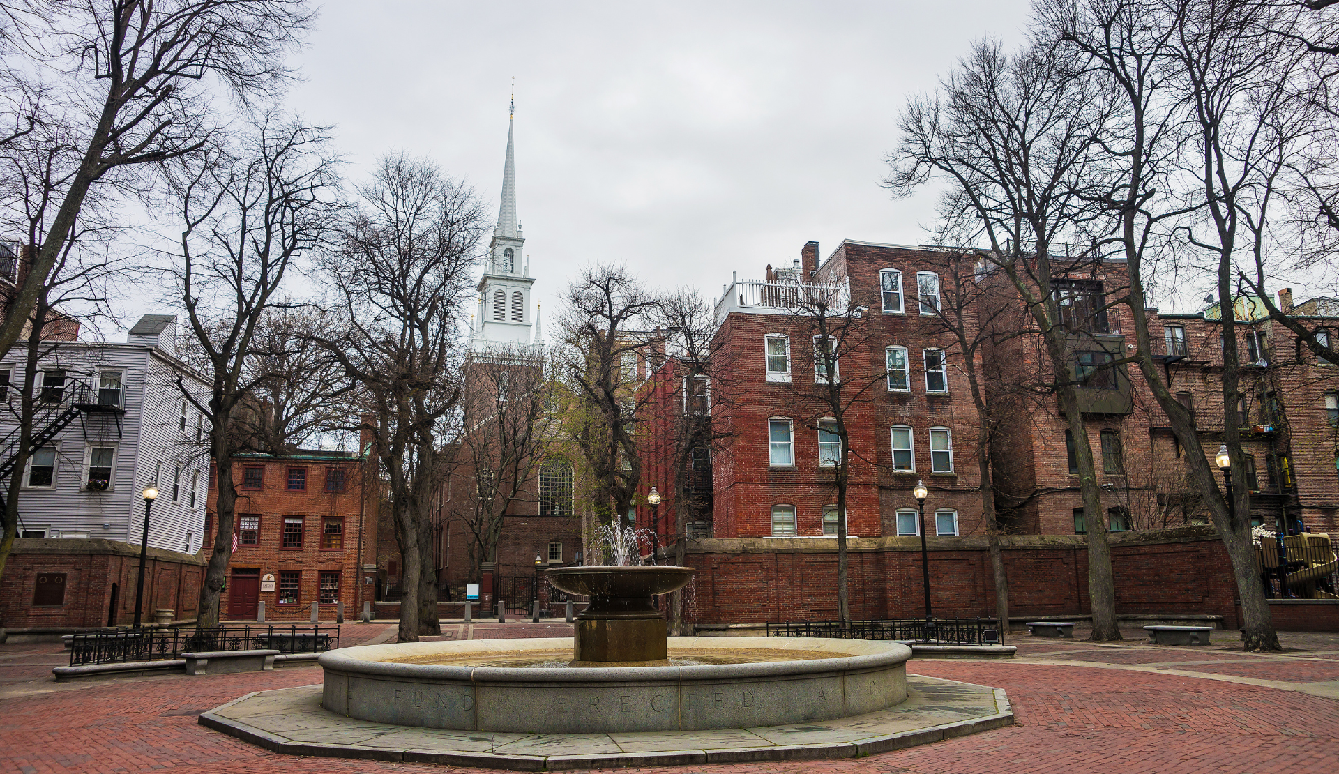 Old North Church in Boston mit Kirchplatz, Brunnen und umliegenden Backsteinhäusern