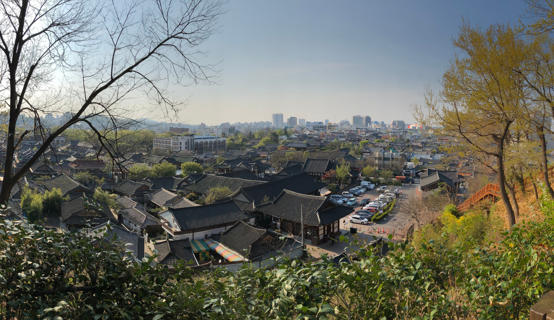 Panoramablick vom Omokdae-Hügel über die Dächer des Jeonju Hanok Village