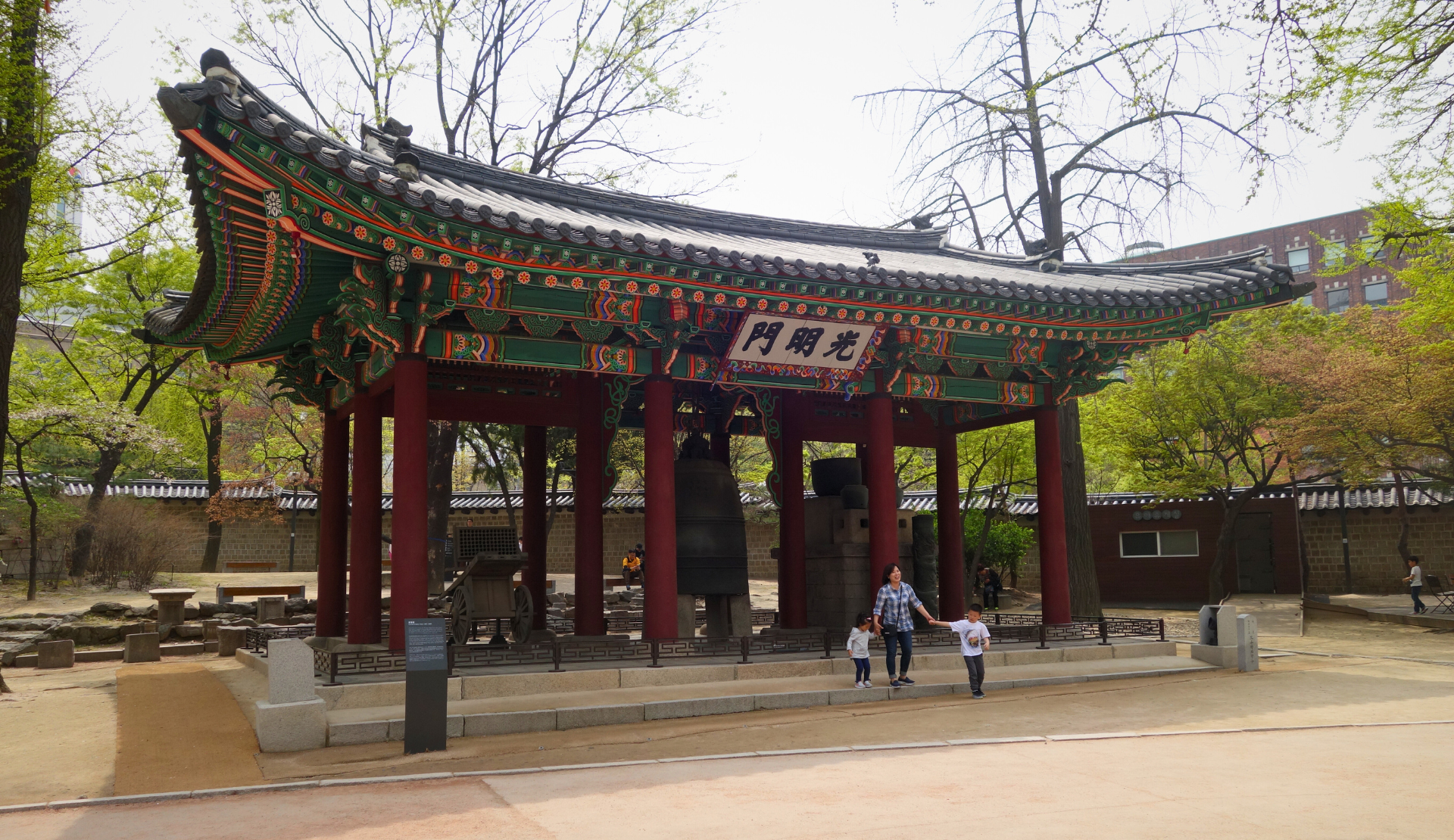 Das Gwangmyeongmun-Tor des Deoksugung-Palastes in Seoul mit traditioneller Holzarchitektur und bunten Verzierungen