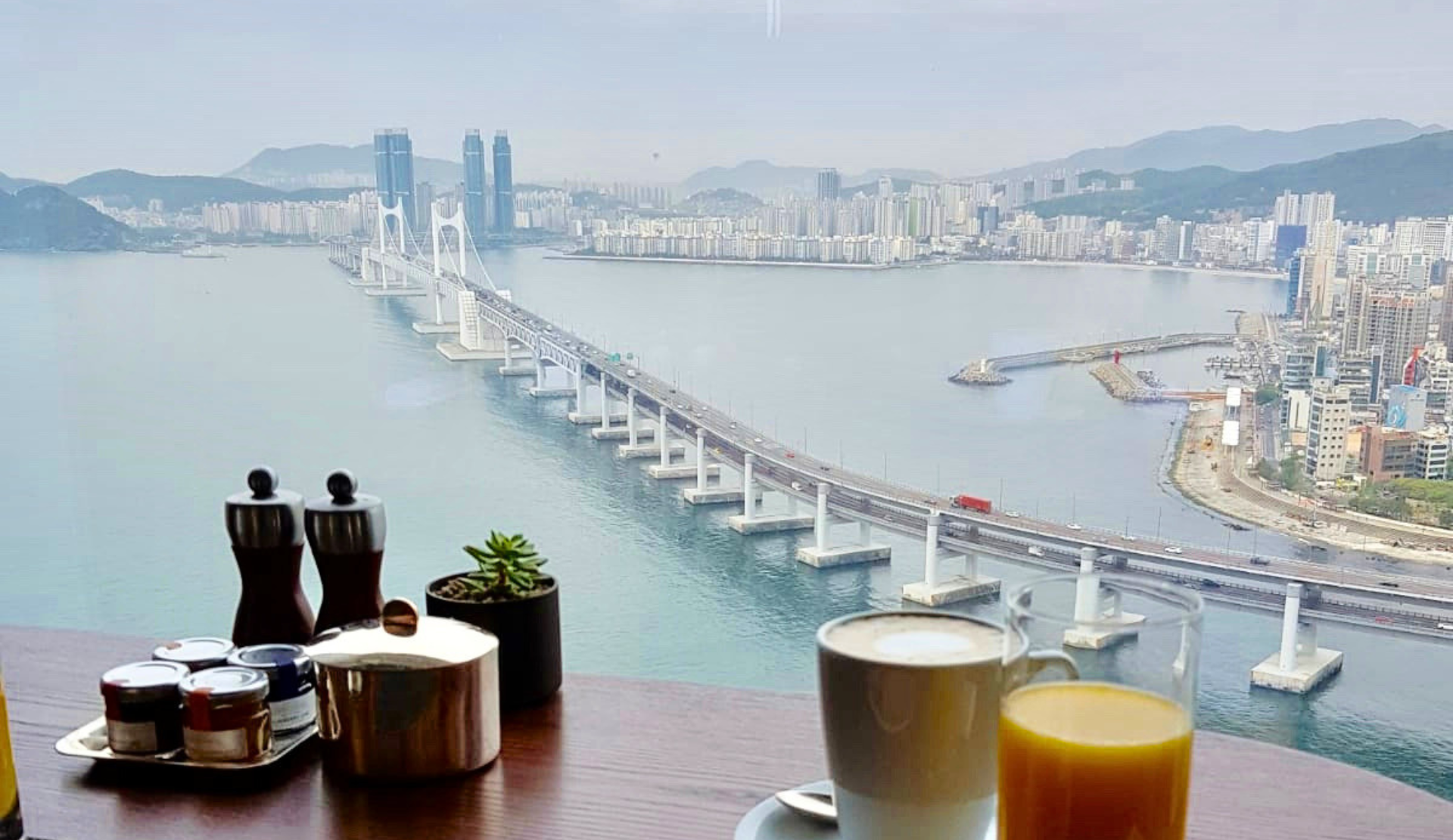 Frühstück mit Blick auf die Gwangan-Brücke und die Skyline von Busan Südkorea vom Park Hyatt Busan