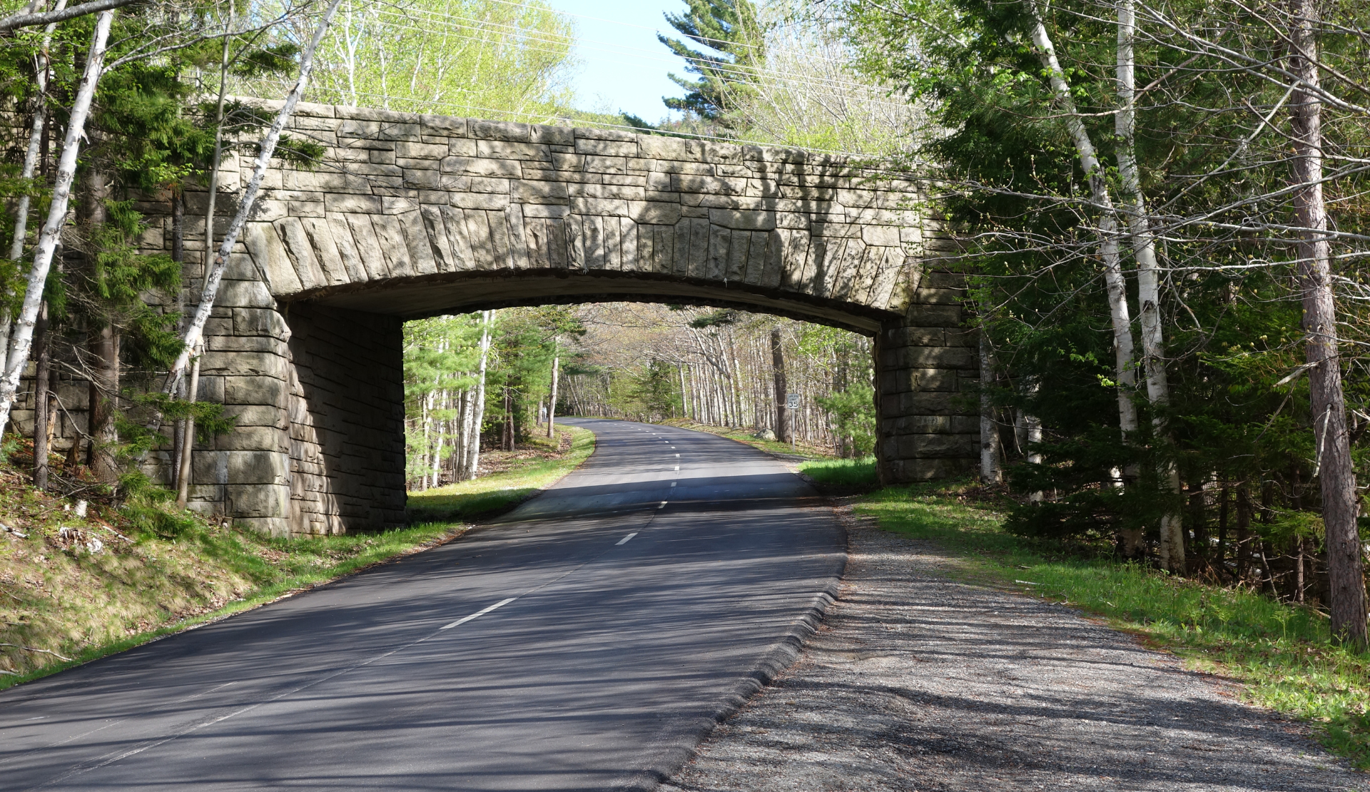 Steinbrücke über die Park Loop Road im Acadia National Park umgeben von Wald