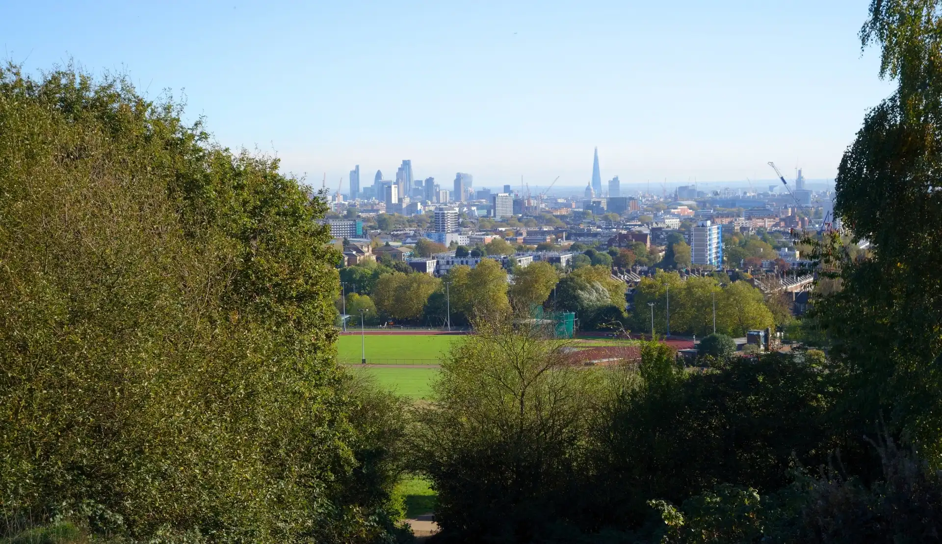Blick von Parliament Hill über die Skyline von London.