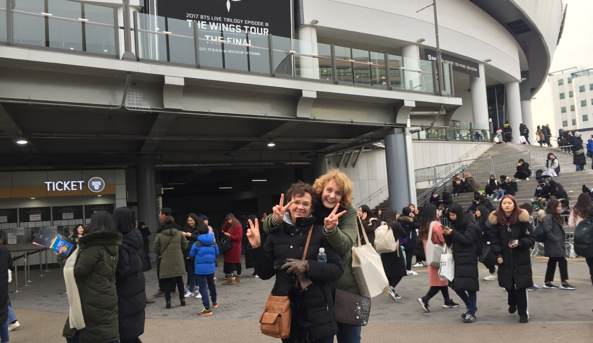 Peggy und ihre Freundin vor dem Gocheok Skydome in Seoul beim BTS Wings Tour Konzert 2017