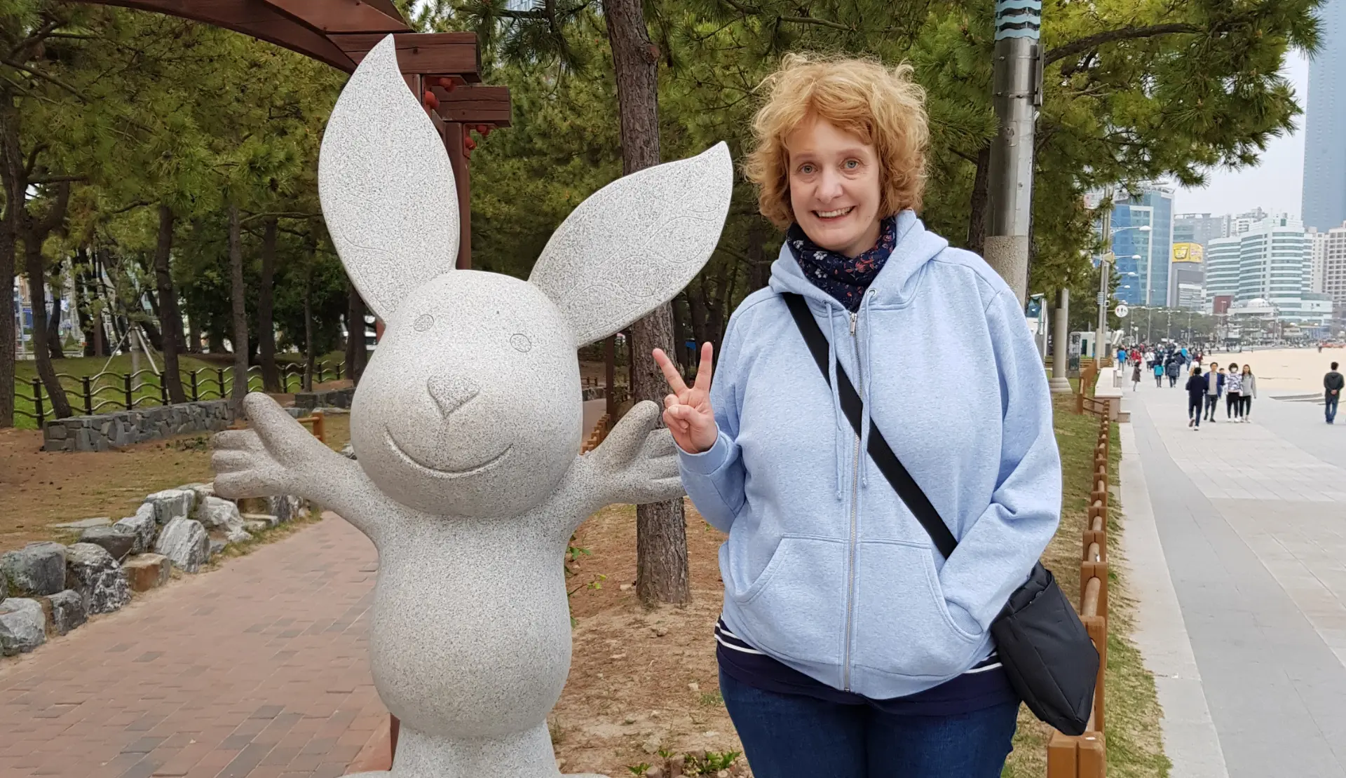Peggy neben einer großen Hasenstatue am Haeundae Beach in Busan Südkorea