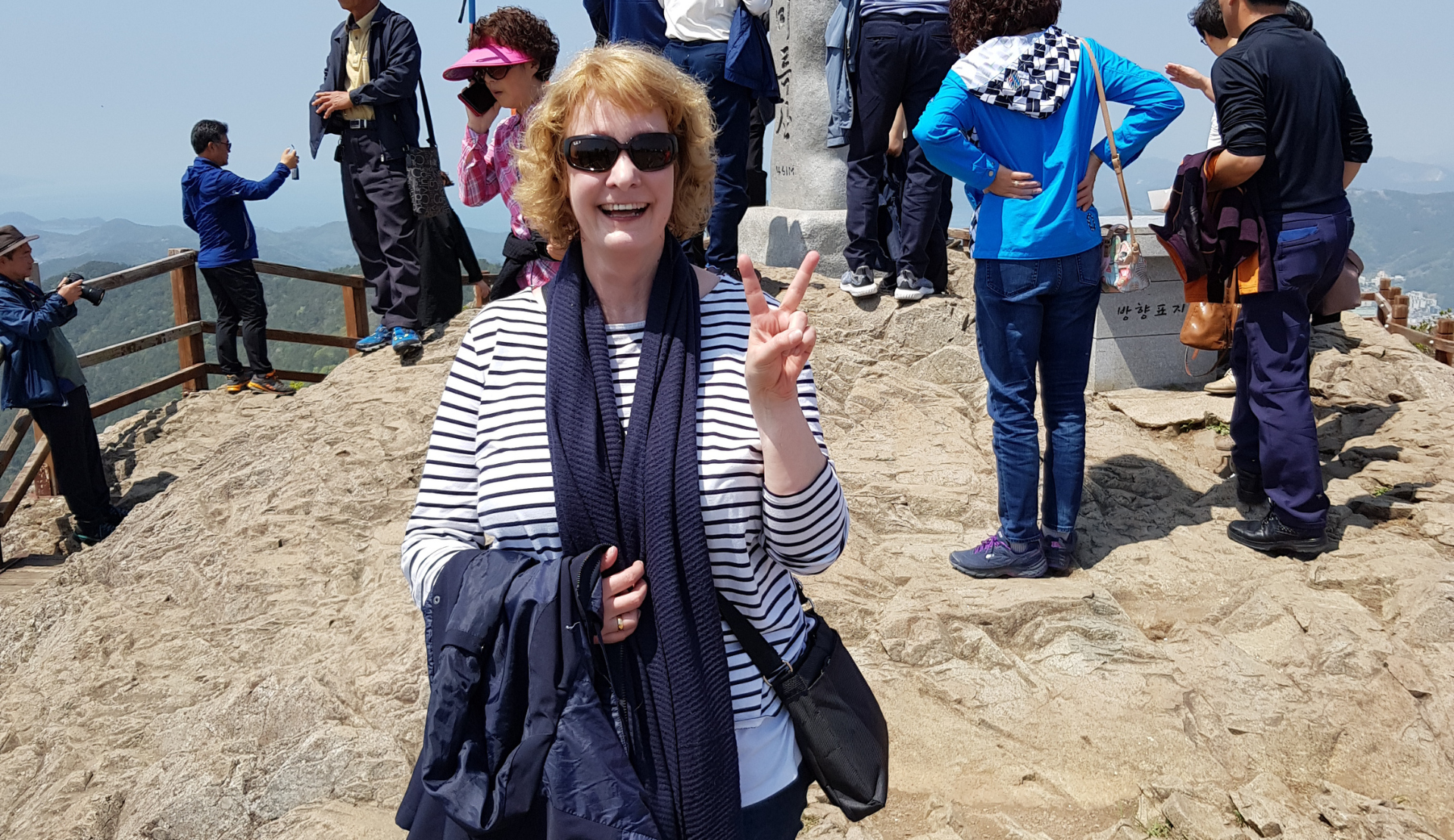 Bloggerin Peggy Zöllner auf dem Gipfel des Mireuk-san in Tongyeong, Südkorea