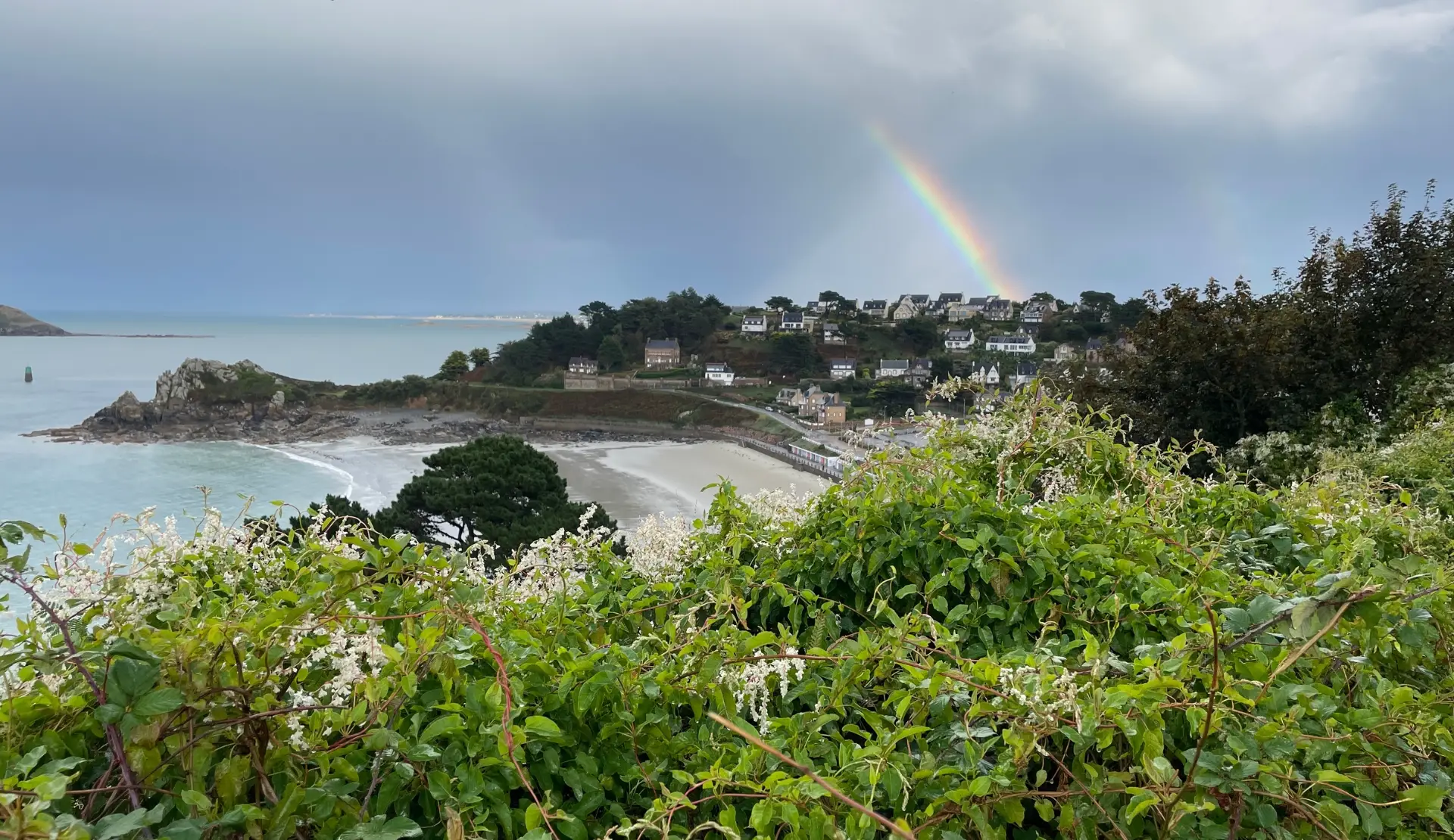 Regenbogen über der Bucht von Perros-Guirec, typisch für das wechselhafte Wetter in der Bretagne