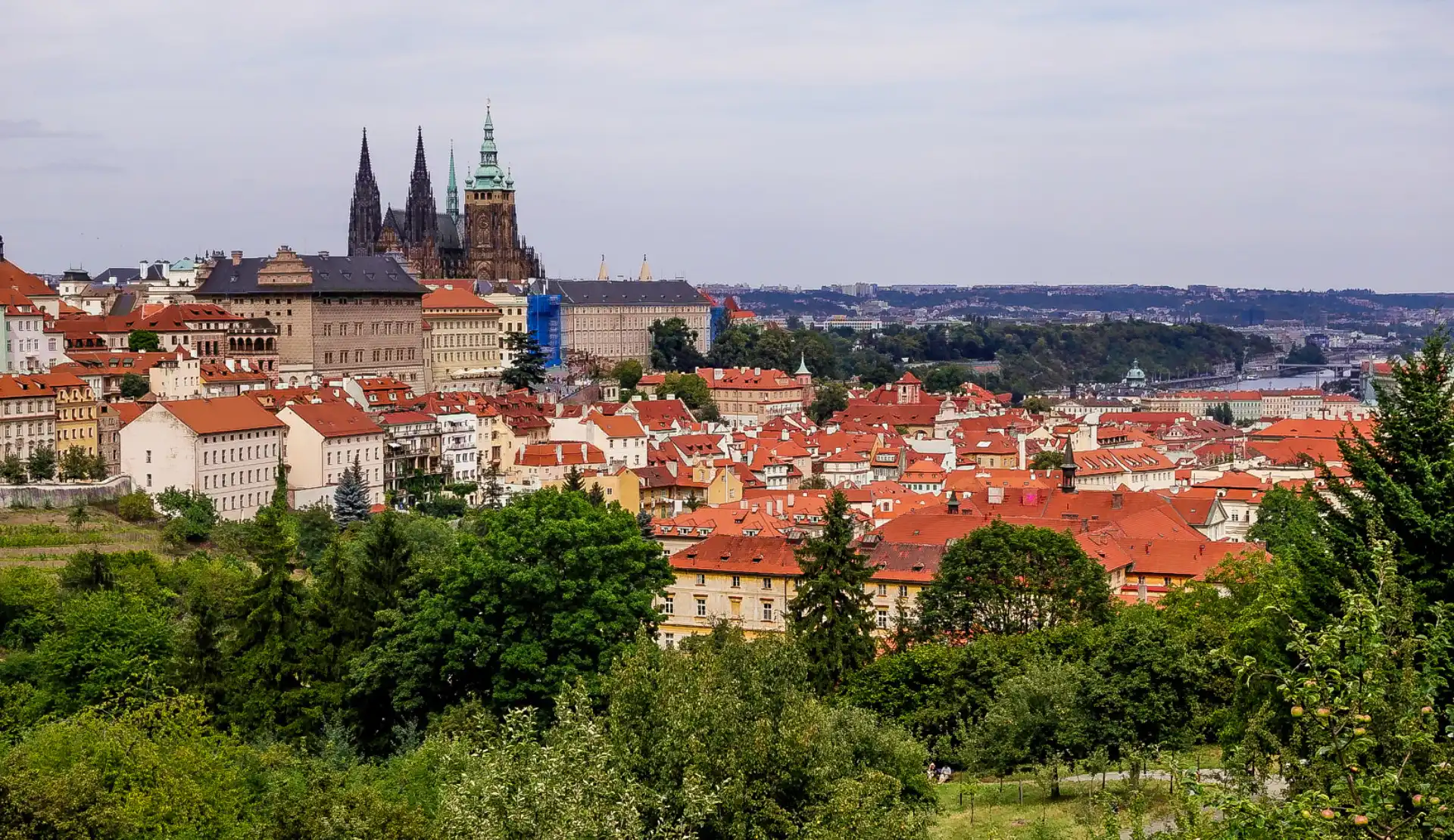 Panoramablick vom Petrín Park über die Dächer der Kleinseite auf den Veitsdom und die Prager Burg
