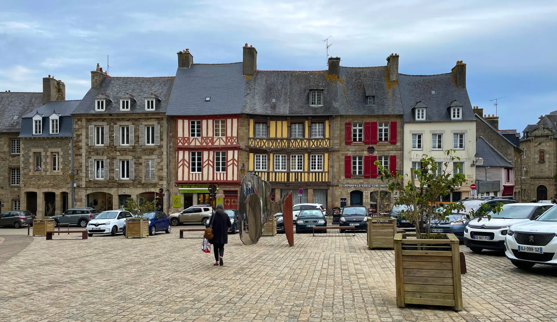 Place du Martray in Tréguier mit bunten historischen Fachwerkhäusern