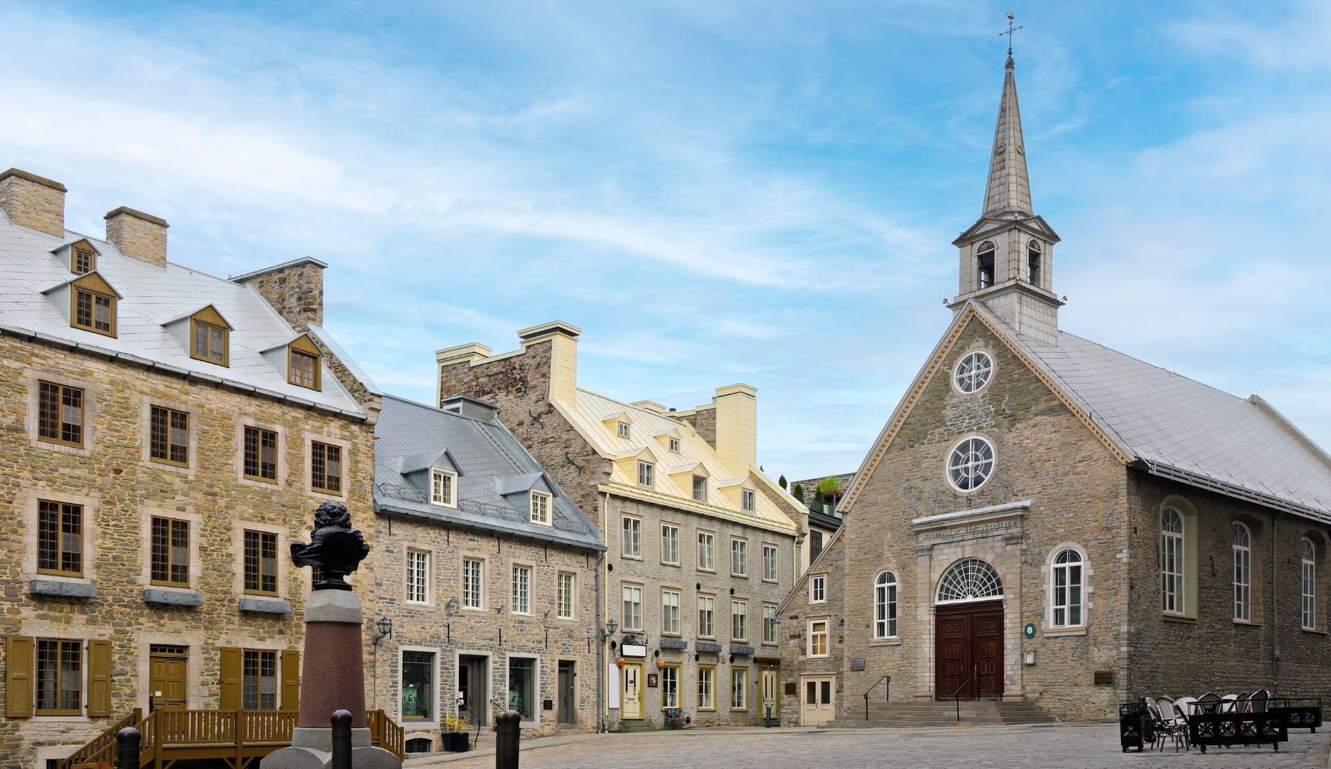 Place Royale Quebeck. Historischer Platz mit Kirche, Kopfsteinpflaster und bunten Fassaden