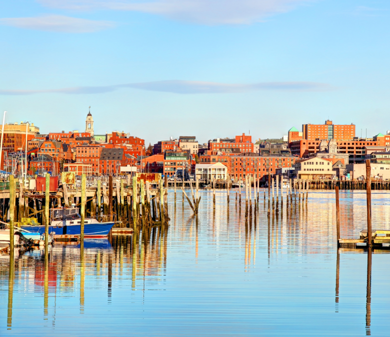 Hafen von Portland in Maine mit Booten, Holzstegen und Stadtsilhouette bei ruhigem Wasser