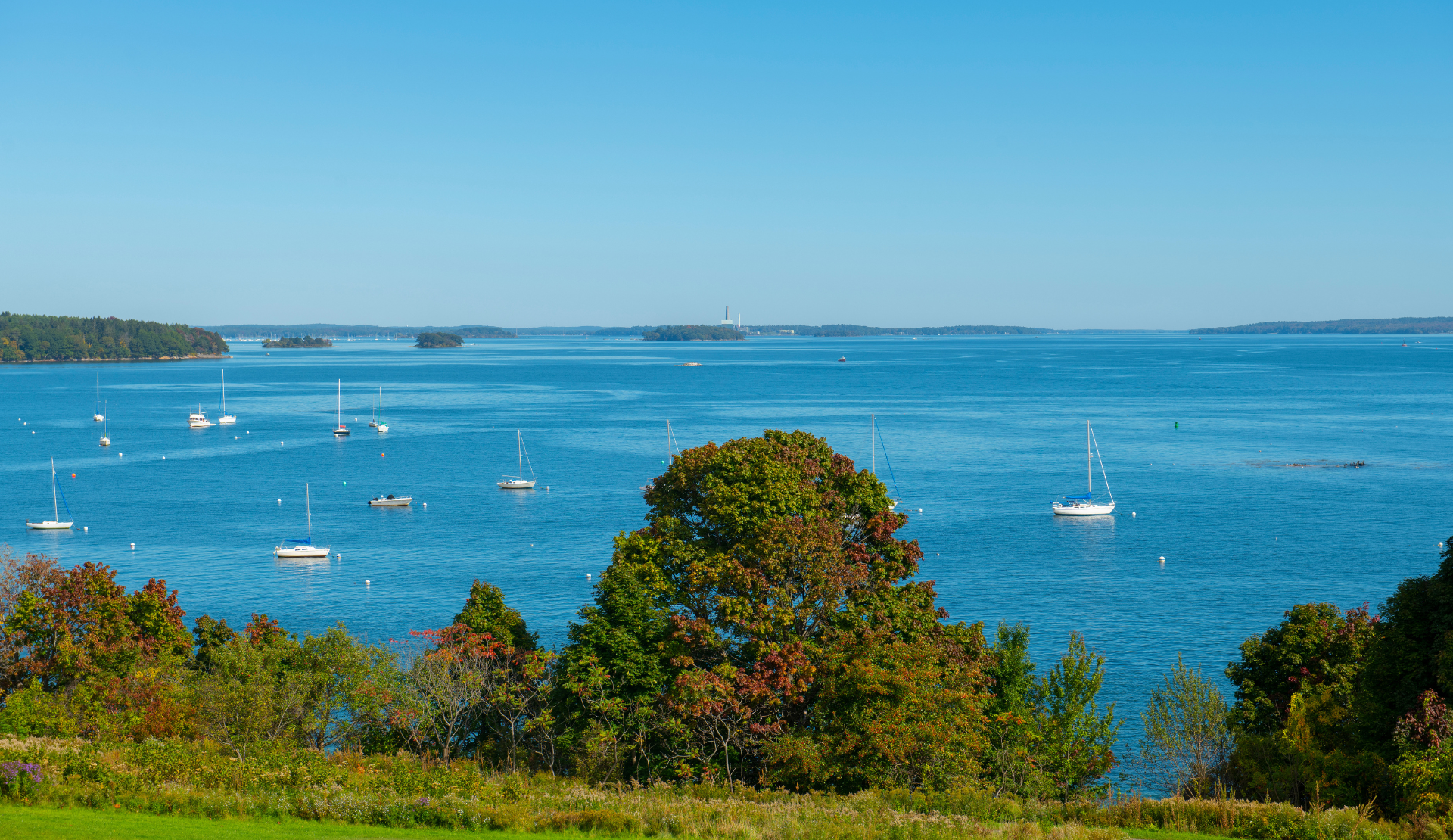 Blick auf den Portland Harbor in Maine von der Eastern Promenade mit Segelbooten und Küstenlandschaft