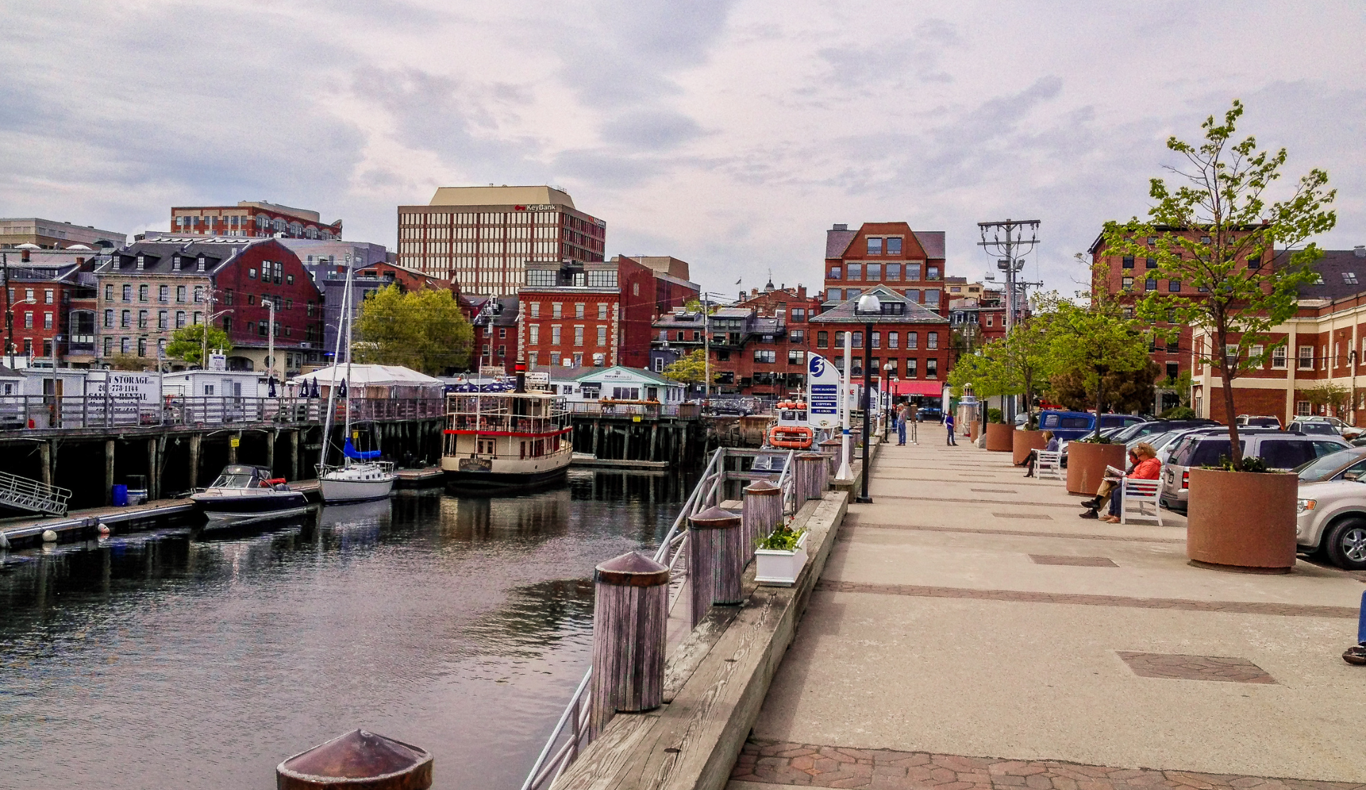 Roadtrip USA: Hafen von Portland in Maine mit Booten und Backsteingebäuden