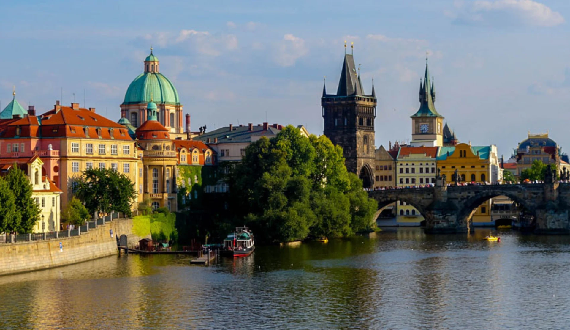 Blick auf die Moldau mit dem Altstädter Brückenturm bei der Anreise nach Prag