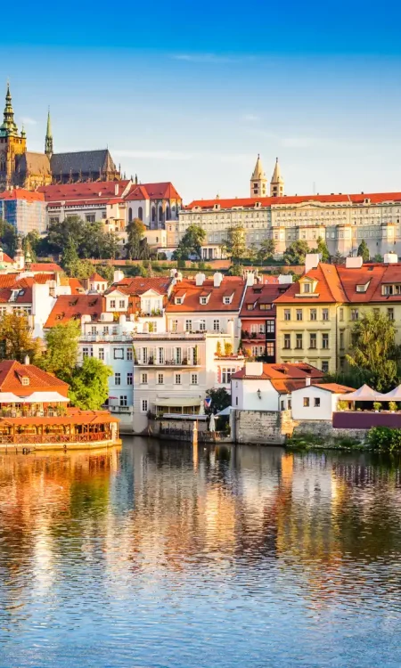 Panoramablick auf Prag mit der Prager Burg und der Moldau im Vordergrund