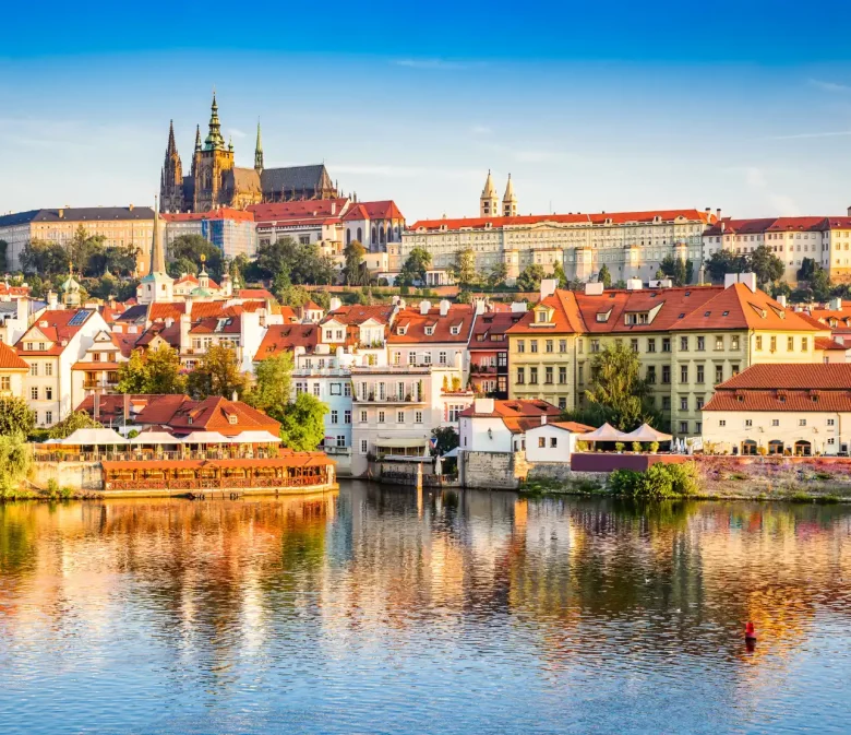 Panoramablick auf Prag mit der Prager Burg und der Moldau im Vordergrund