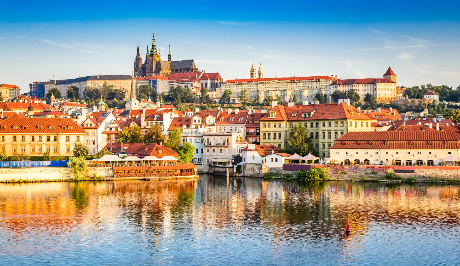 Panoramablick auf Prag mit der Prager Burg und der Moldau im Vordergrund