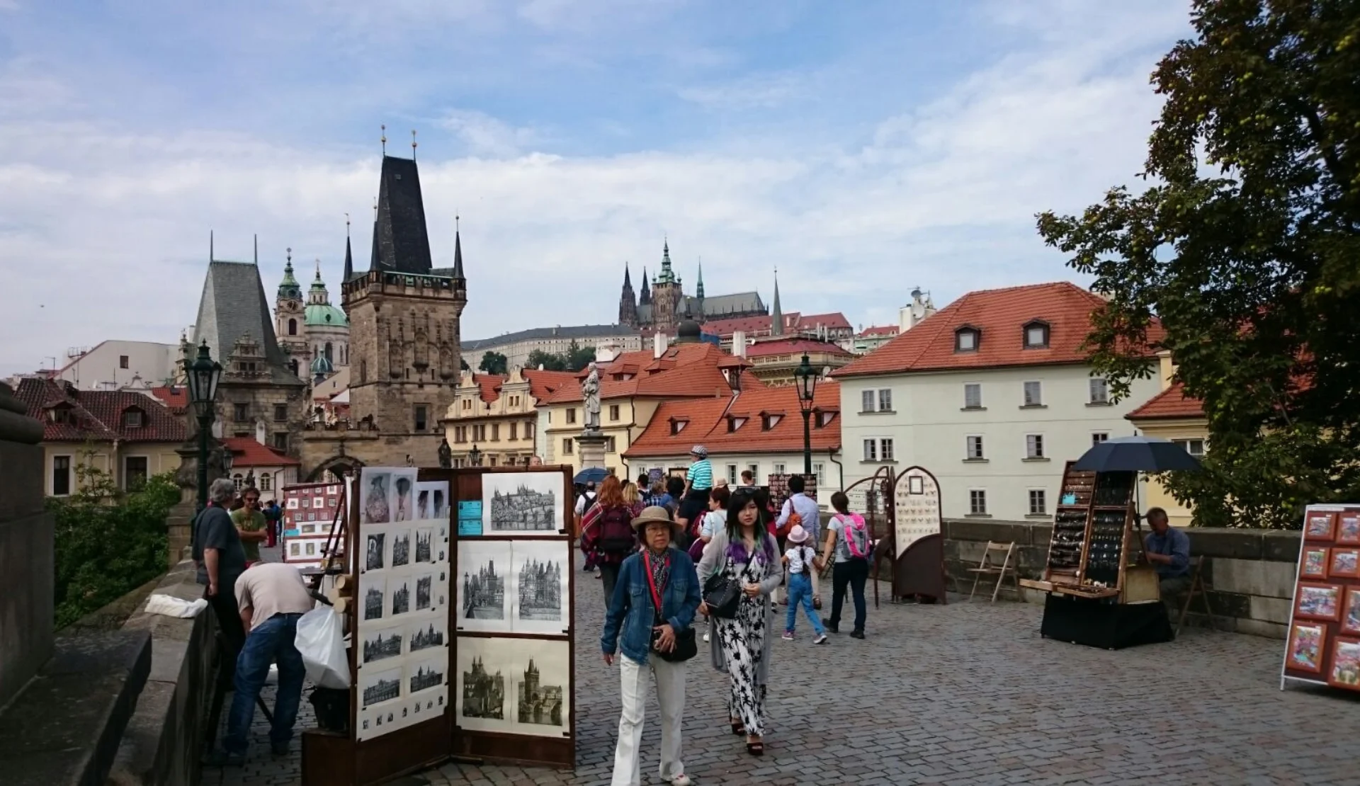 Touristen auf der Karlsbrücke mit Blick auf die Prager Burg im Hintergrund