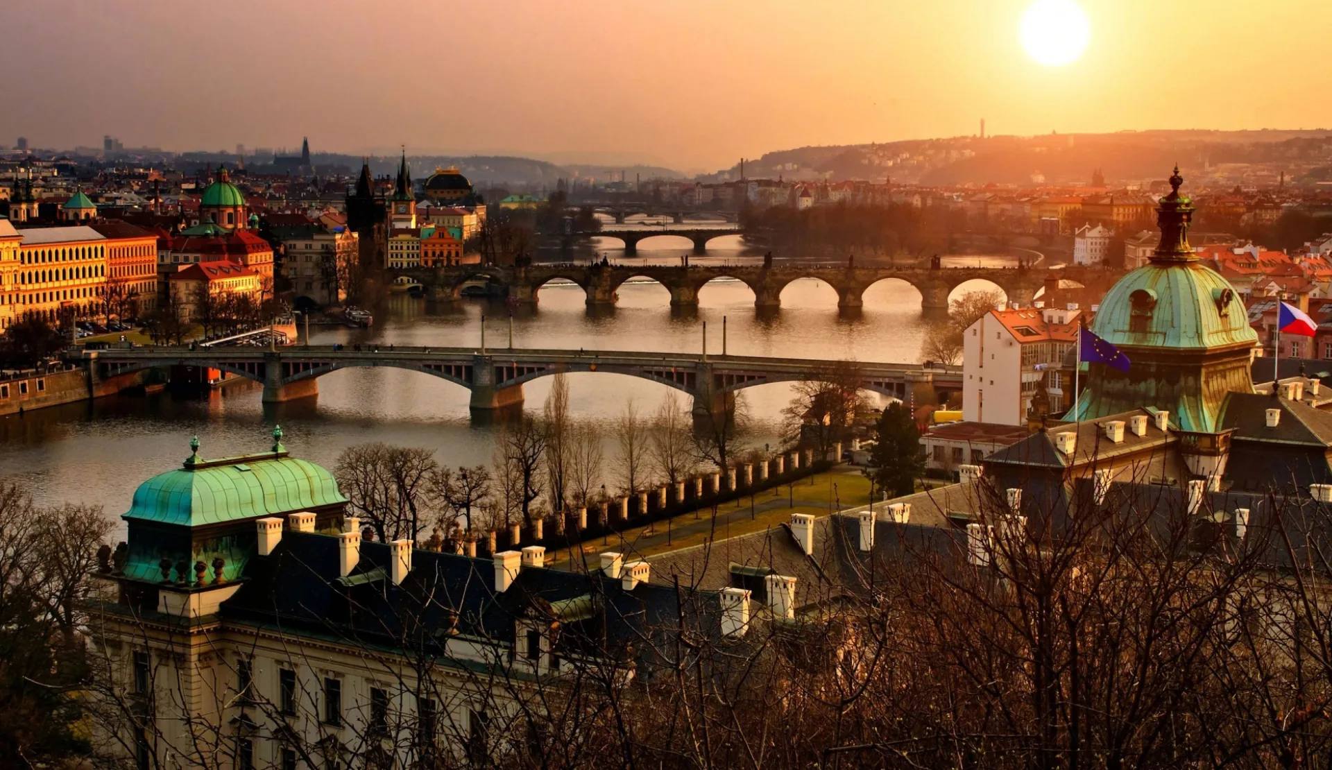 Sonnenuntergang über Prag mit Blick auf die Moldau und mehrere Brücken