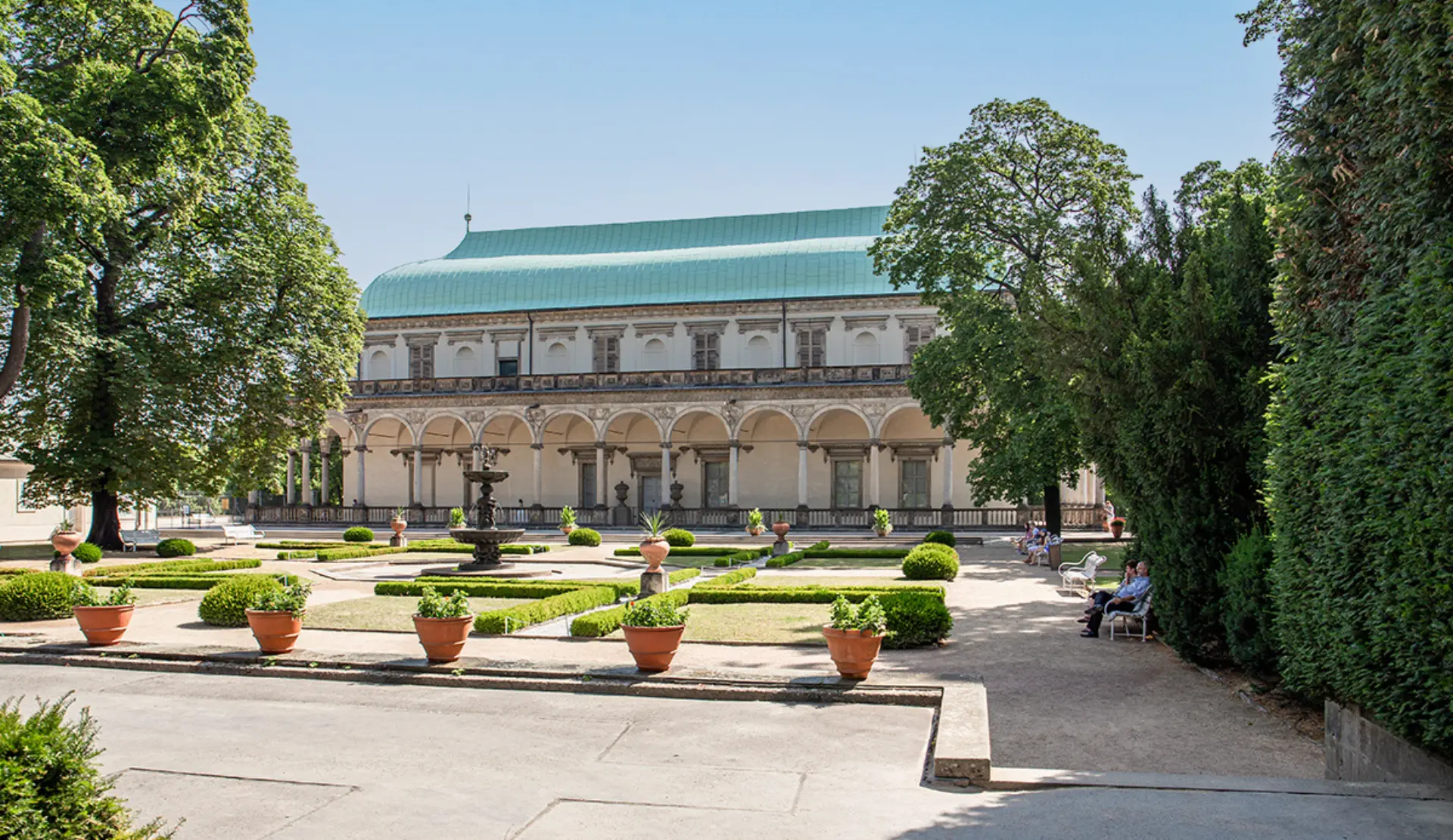 Barocker Garten mit Springbrunnen und Orangenbäumen auf dem Gelände der Prager Burg