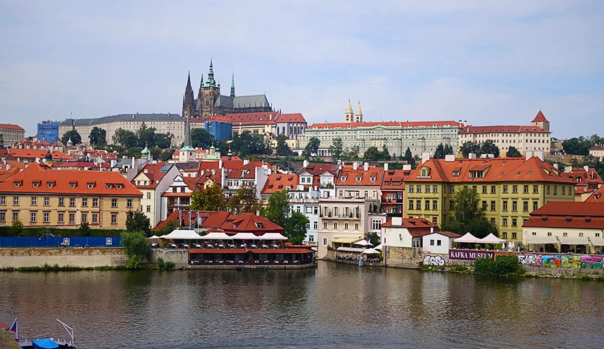 Blick über die Moldau auf die Prager Burg im Stadtviertel Hradschin