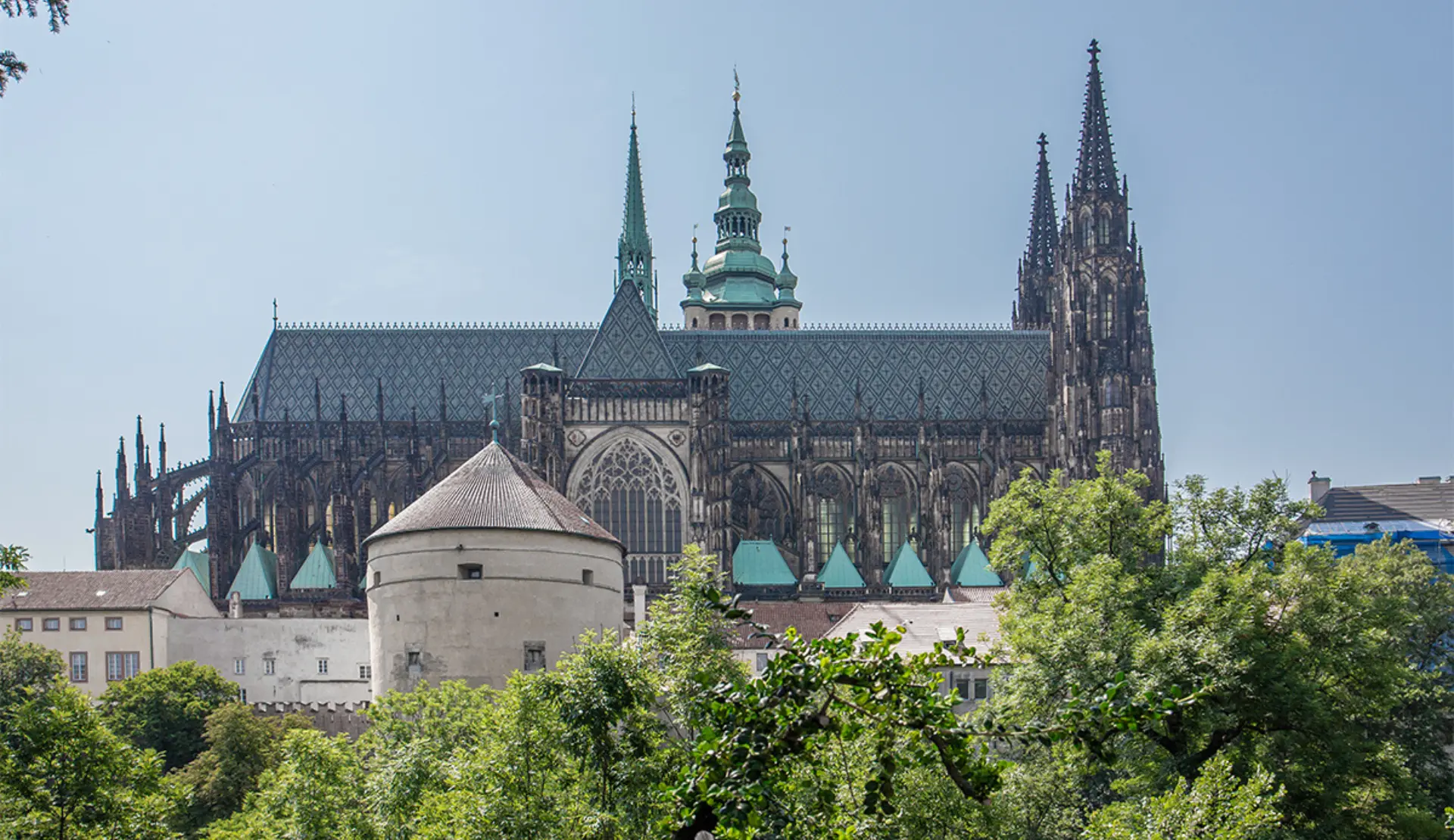 Prager Burg mit Veitsdom, Blick vom Garten hinter der Burg in Prag