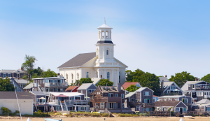 Blick auf Provincetown in Cape Cod mit Hafenhäusern und dem Town Hall Gebäude im Hintergrund