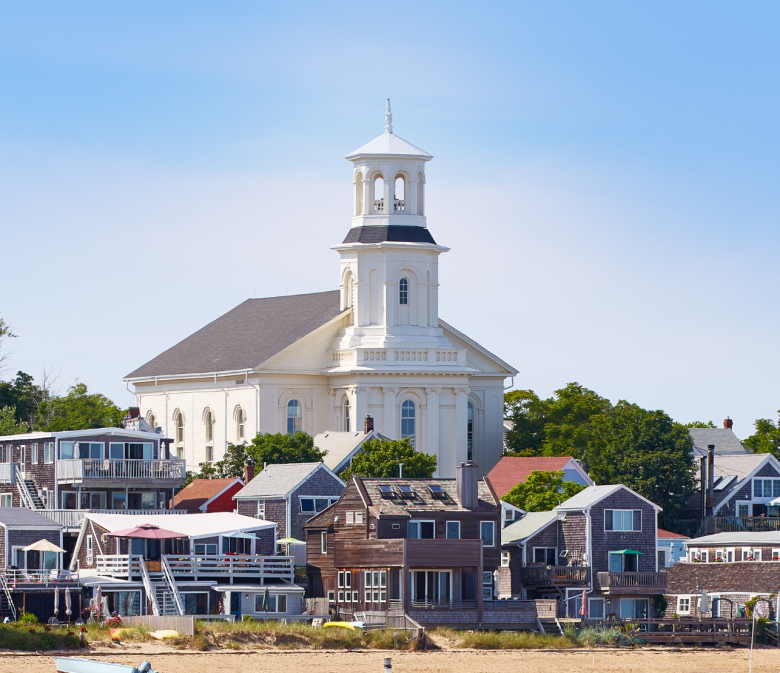 Blick auf Provincetown in Cape Cod mit Hafenhäusern und dem Town Hall Gebäude im Hintergrund
