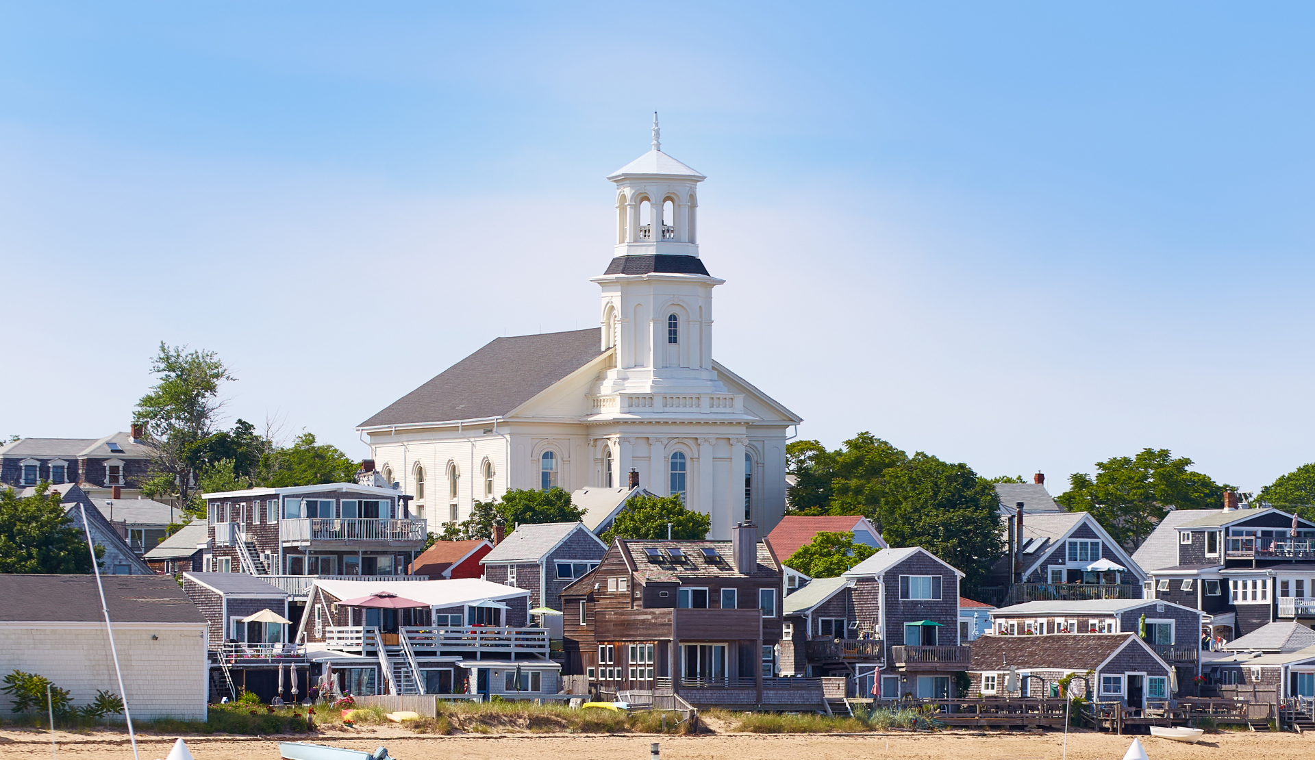 Blick auf Provincetown in Cape Cod mit Hafenhäusern und dem Town Hall Gebäude im Hintergrund
