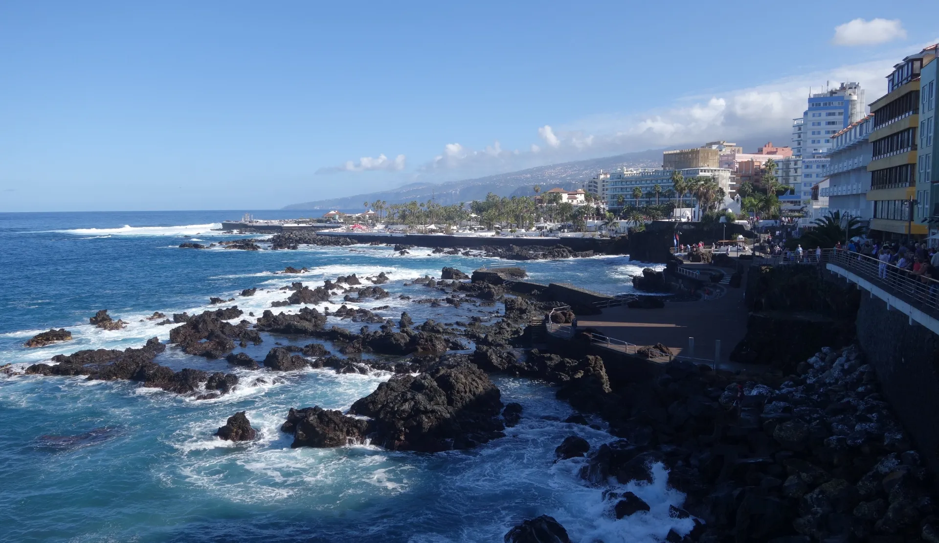 Küstenpromenade von Puerto de la Cruz mit schwarzen Lavafelsen im Norden von Teneriffa
