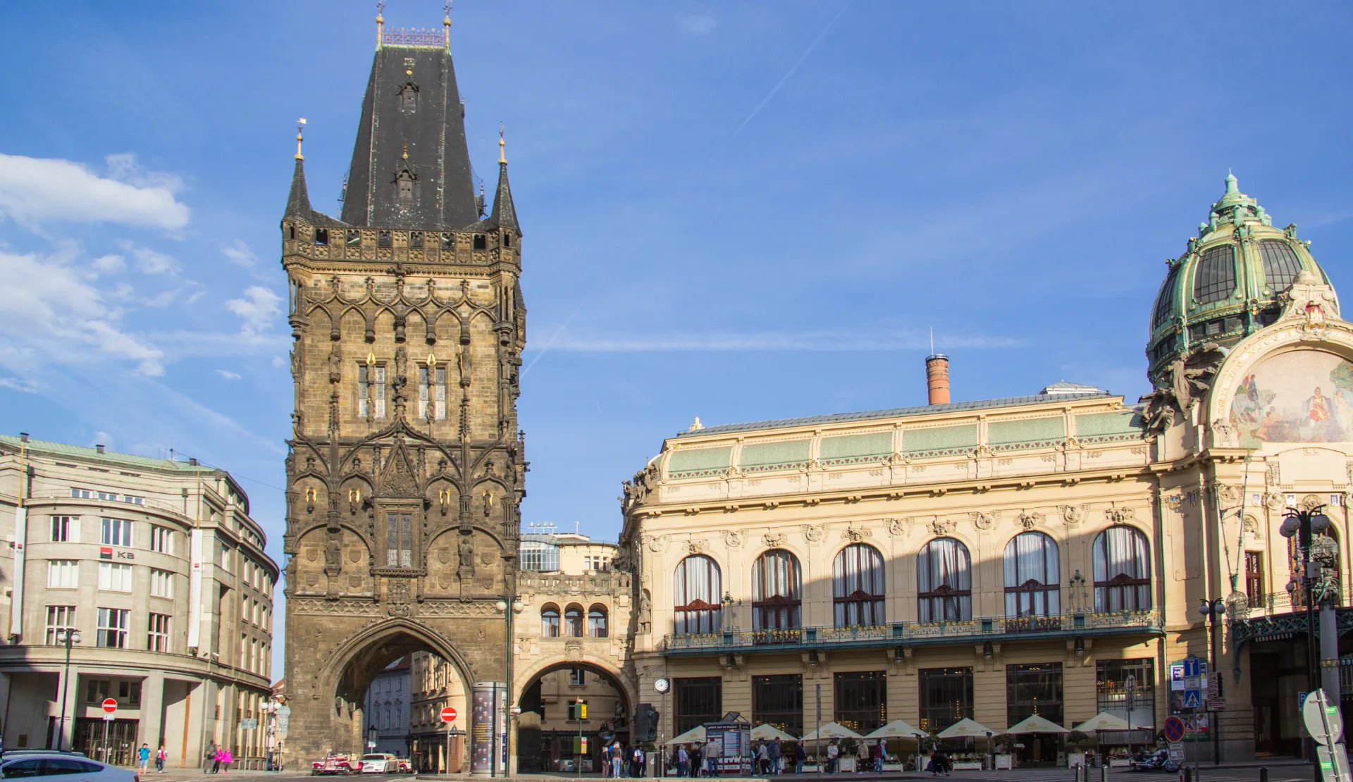 Der Pulverturm in Prag neben dem Gemeindehaus am Platz der Republik