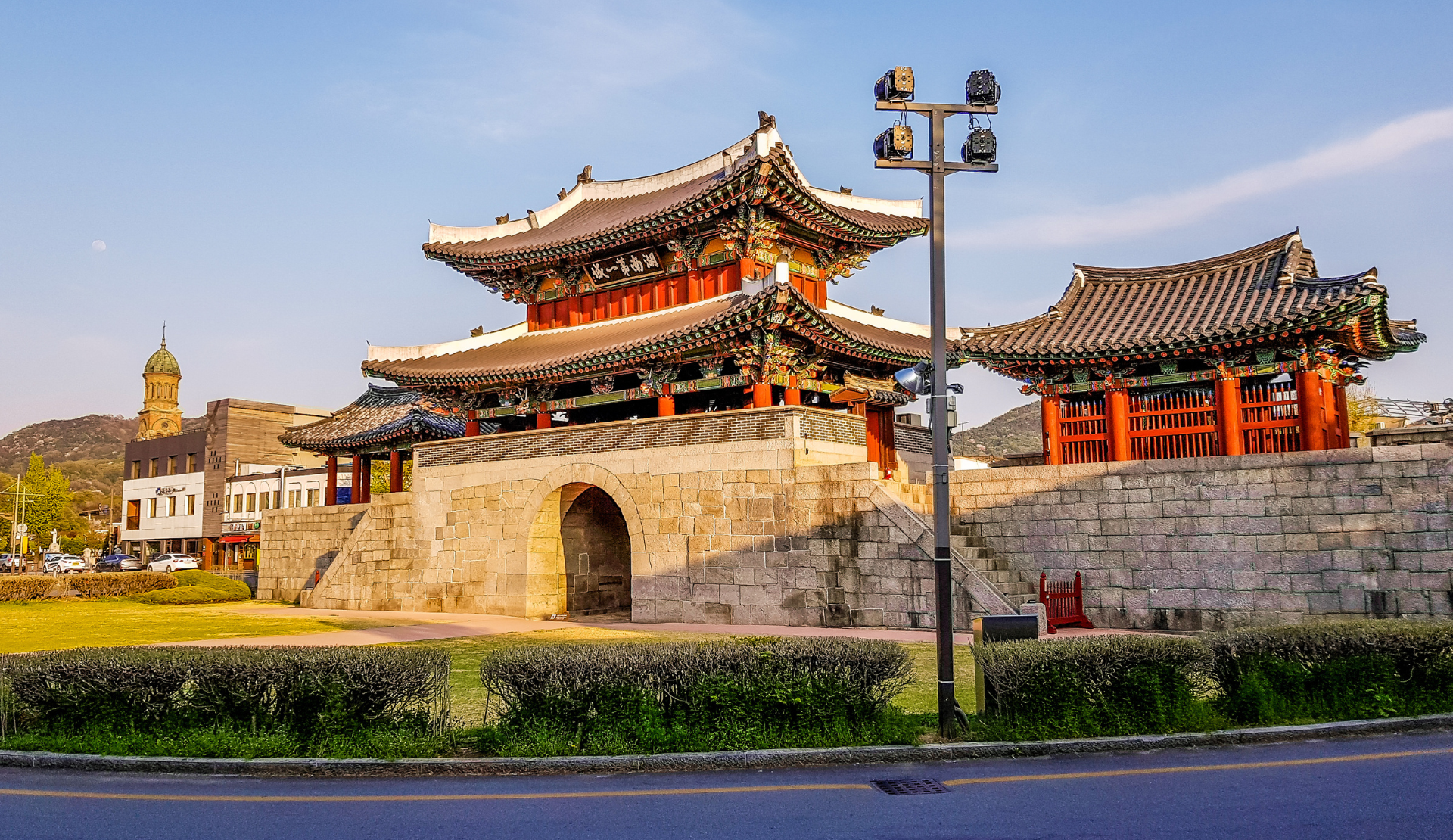 Das Pungnam-mun Südtor der ehemaligen Stadtfestung von Jeonju mit traditioneller koreanischer Architektur und Steinmauer