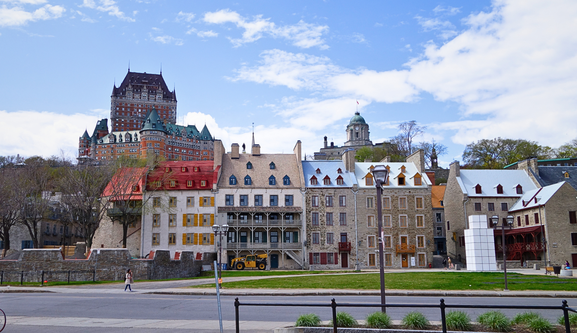 Blick auf das Château Frontenac mit den Altstadthäusern von Quebec City im Vordergrund