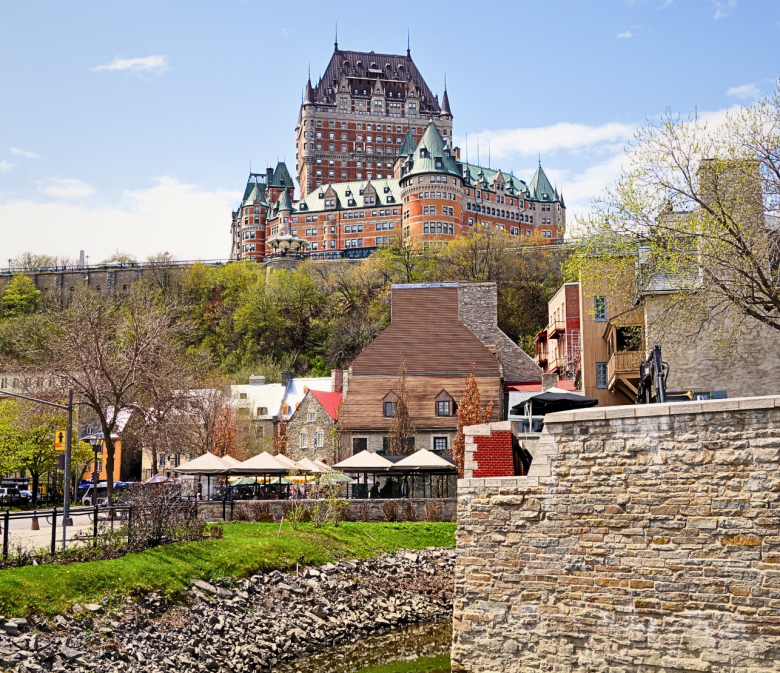 Blick auf die Altstadt von Quebec City mit dem Château Frontenac im Frühling