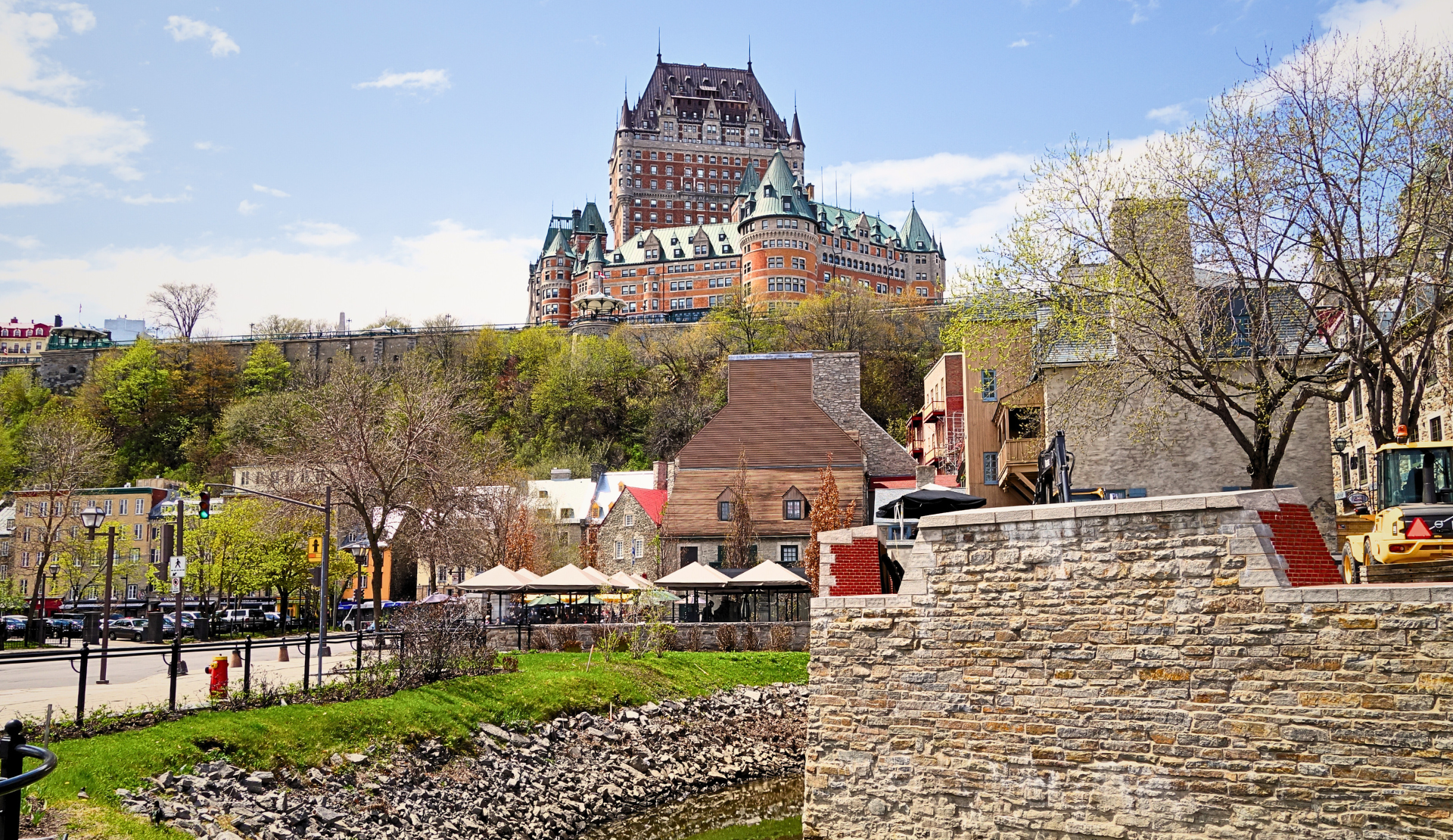 Blick auf die Altstadt von Quebec City mit dem Château Frontenac im Frühling