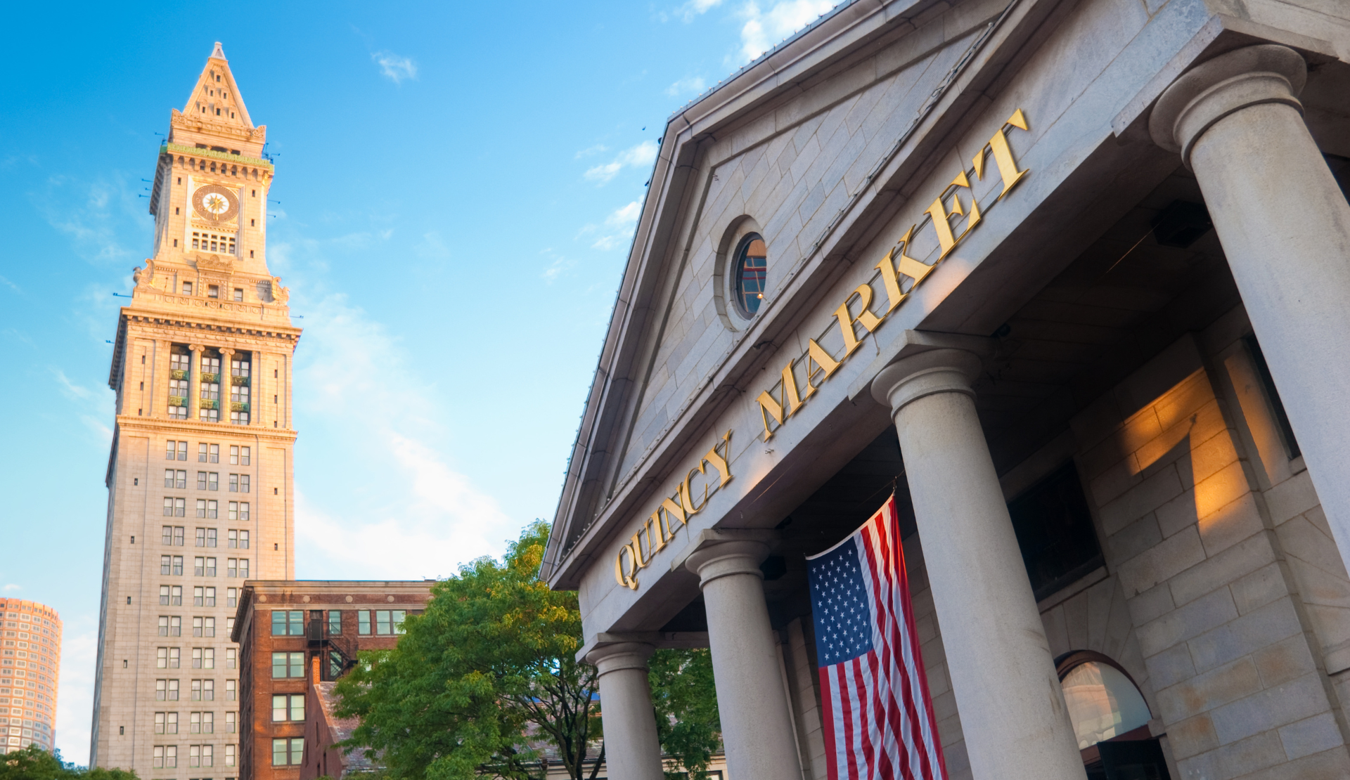 Quincy Market in Boston mit Säulenfassade und Custom House Tower im Hintergrund