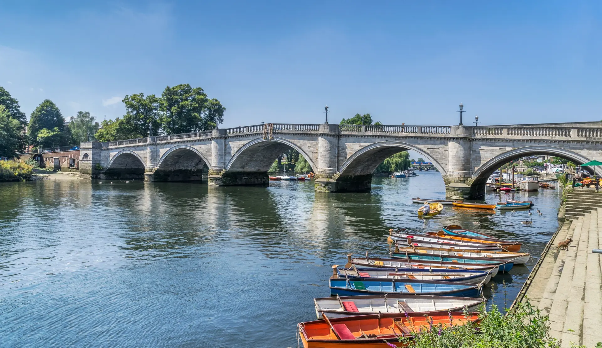 Richmond Bridge über die Themse mit angelegten Ruderbooten