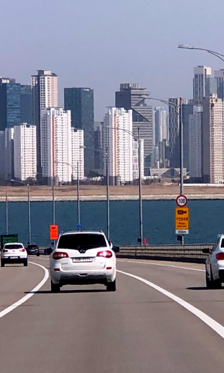 Autobahn in Südkorea mit moderner Stadtkulisse im Hintergrund